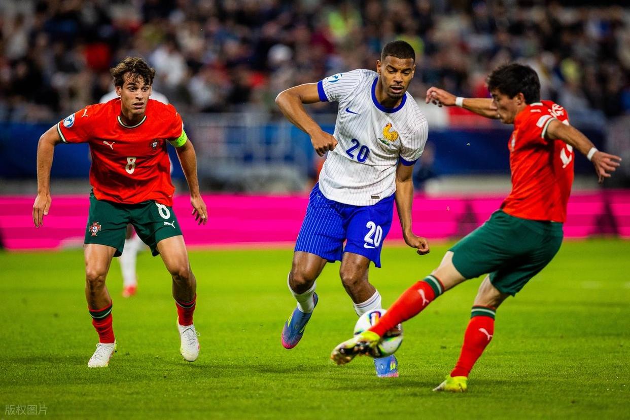 世俱杯官网-波兰队横扫葡萄牙队,奥恰洛夫点燃赛场