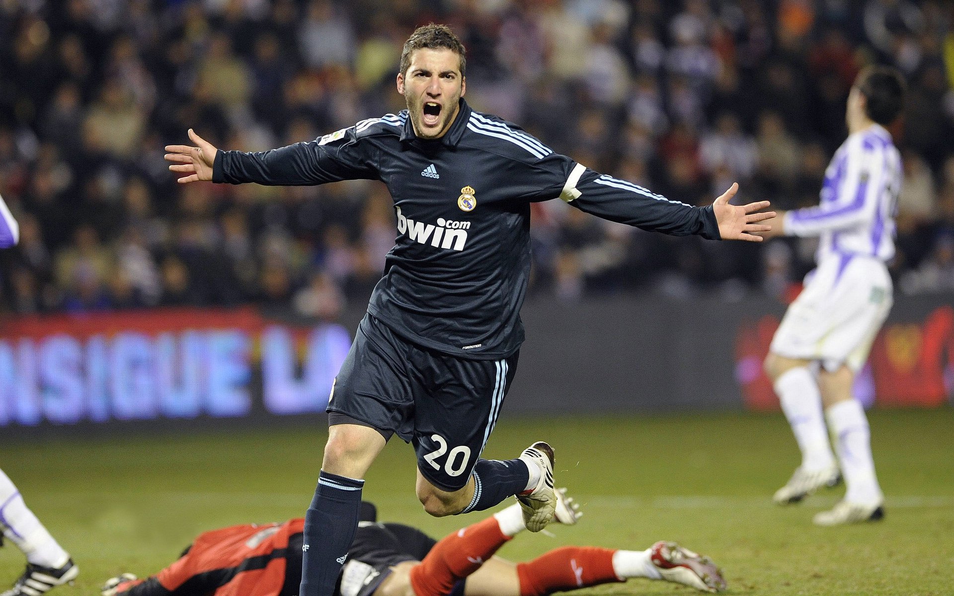 亚洲新王击溃南美劲旅，久保建英一传一射导演伊拉克沙漠风暴